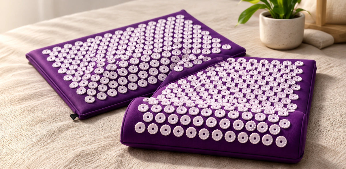 Tapis et coussin violets à picots blancs